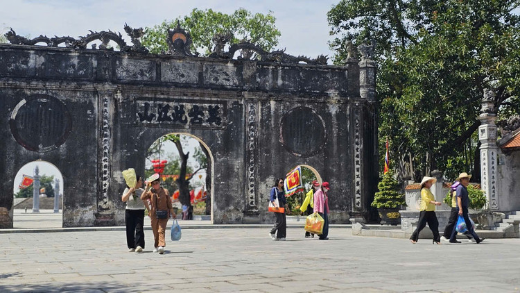 Du khách đến lễ đền Kiếp Bạc. 2.jpg