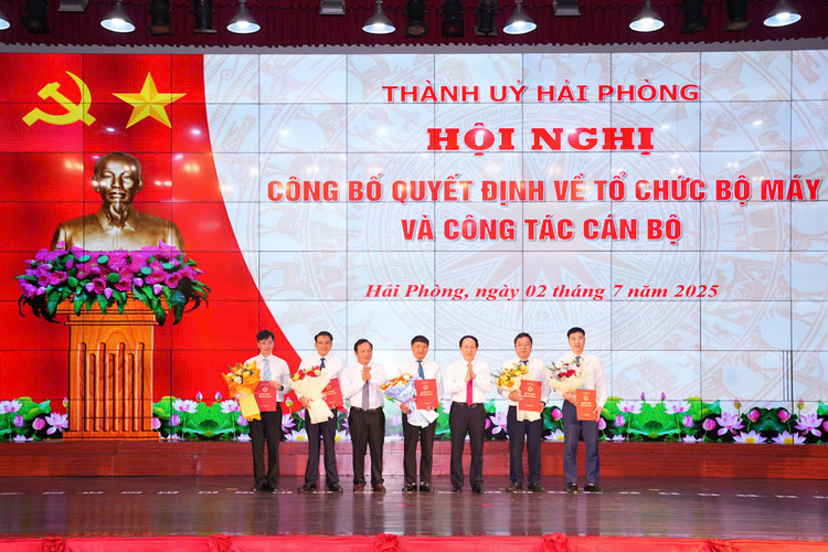 Trao các Quyết định bổ nhiệm cán bộ lãnh đạo quản lý thuộc Văn phòng Đoàn đại biểu Quốc hội và HĐND; các Ban của HĐND thành phố. 6.jpg