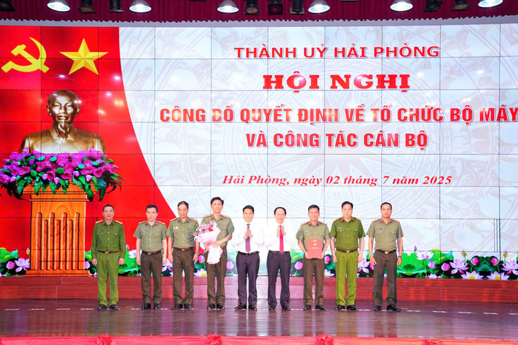 Trao Quyết định và tặng hoa chúc mừng Đảng bộ Công an thành phố 4.jpg