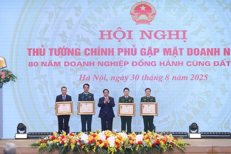 Thủ tướng trao tặng Huân chương Quân công hạng nhất, hạng nhì và Huân chương Lao động hạng nhì cho 4 doanh nghiệp có thành tích vượt trội Tập đoàn Viettel, MB Bank, Binh đoàn 18 Bộ Quốc phòng và Tập đoàn EVN 896.jpg