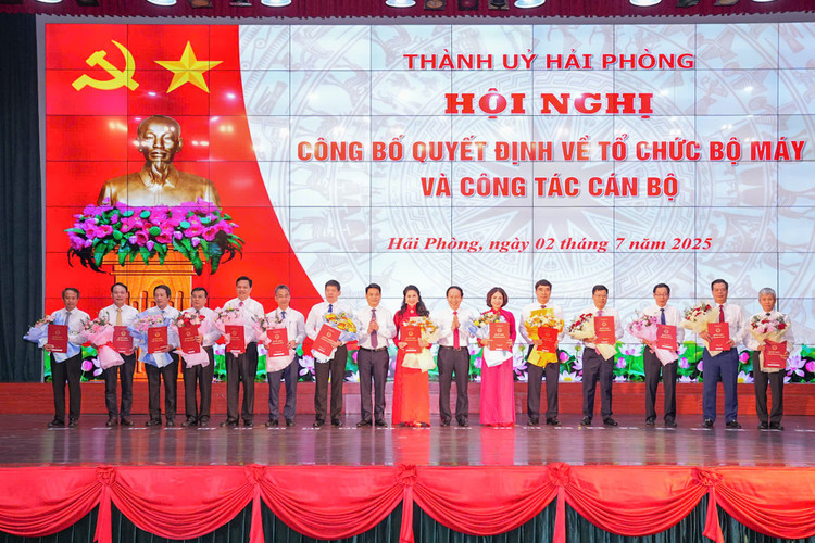 Trao Quyết định của Chủ tịch UBND thành phố về bổ nhiệm cán bộ lãnh đạo quản lý các cơ quan chuyên môn thuộc UBND thành phố Hải Phòng sau hợp nhất. 7.jpg