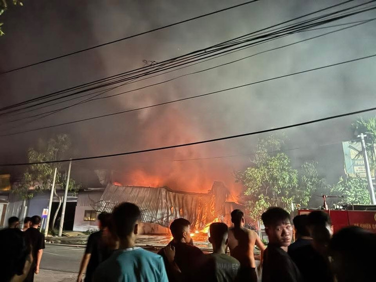 Cháy lớn thiêu rụi nhiều nhà xưởng ở Hải Dương 1000035527.jpg