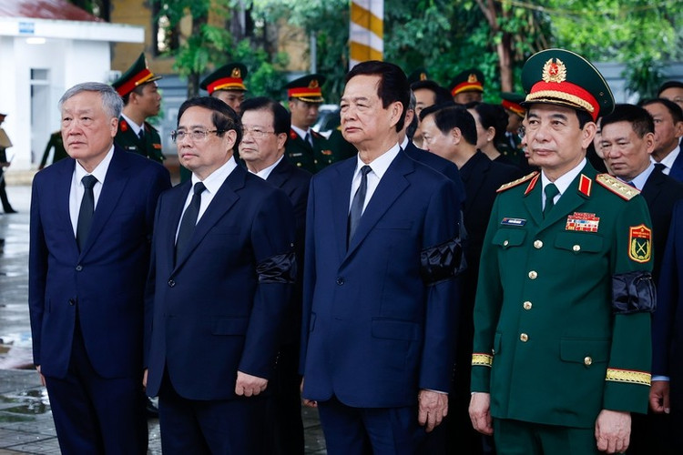 Đoàn Chính phủ do Thủ tướng Chính phủ Phạm Minh Chính dẫn đầu viếng nguyên Chủ tịch nước Trần Đức Lương. 98888.jpg