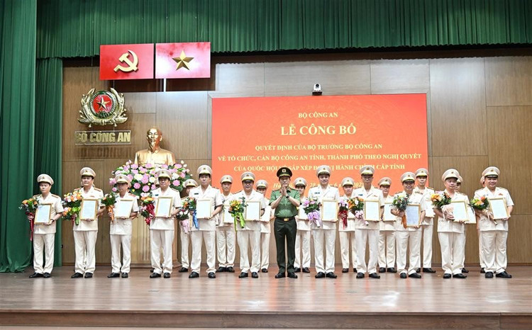 Bộ trưởng Bộ Công an Lương Tam Quang trao Quyết định và tặng hoa chúc mừng 23 Giám đốc Công an địa phương sau sáp nhập. 54.jpg
