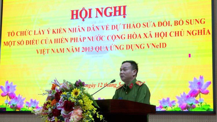 Thượng tá Vũ Dương Tường, Trưởng phòng Cảnh sát quản lý hành chính về trật tự xã hội phát biểu tại Hội nghị quán triệt, triển khai lấy ý kiến Nhân dân vào Dự thảo sửa đổi, bổ sung Hiến pháp năm 2013 qua ứng dụng VNeID của UBND TP Hải Dương. 90.jpg