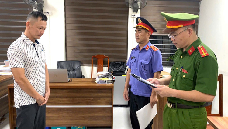 Cơ quan Cảnh sát điều tra Công an tỉnh Thanh Hóa tống đạt Quyết định khởi tố bị can đối với Phạm Văn Đức 77777-6624.jpg