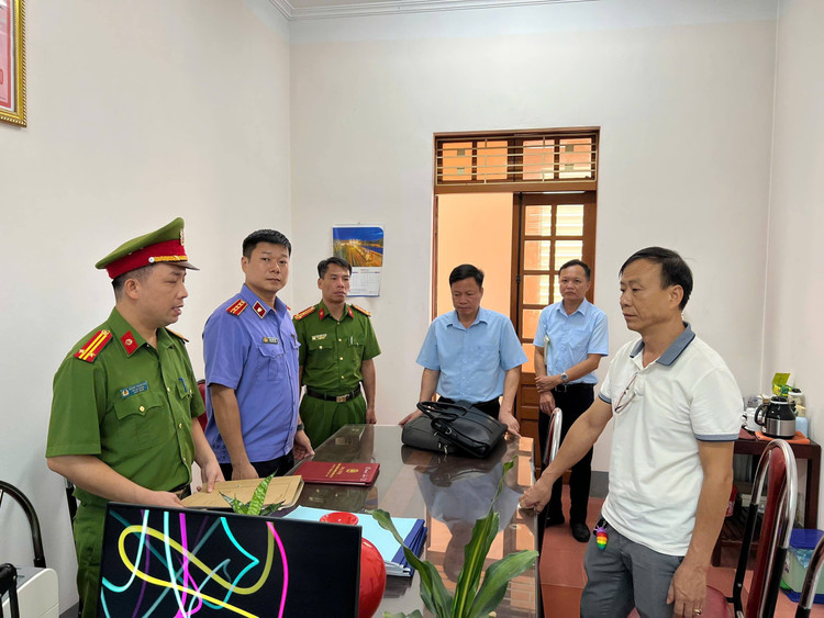 Khám xét nơi làm việc của đối tượng Lê Minh Thái 65544.jpg