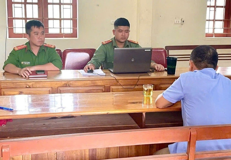 Công an xã Tân An làm việc với ông P.V.B 654.jpg
