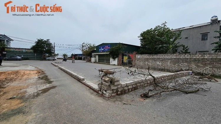 Hình ảnh người dân xây dựng tường rào chắn lòng đường vào đầu tháng 3/2025. 8999.jpg