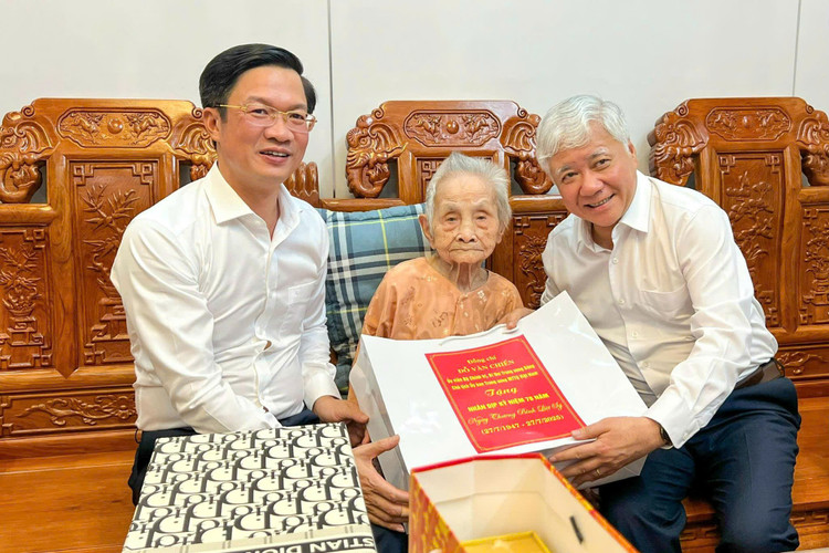 Thăm Mẹ Việt Nam Anh hùng Nguyễn Thị Dấng tại Tổ dân phố Kha Lâm, phường Kiến An. 89999999.jpg