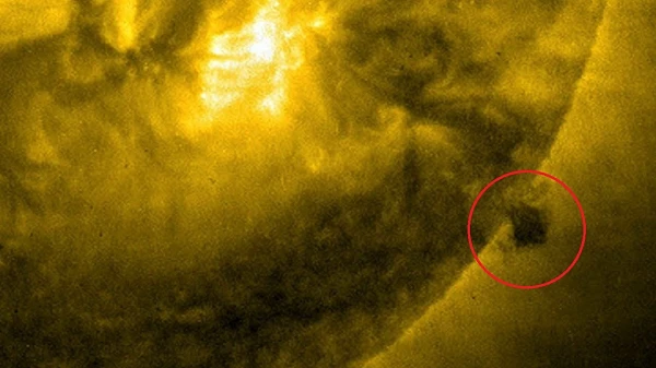 Nóng: UFO lang thang gần Mặt Trời bất ngờ lọt vào livestream của NASA?