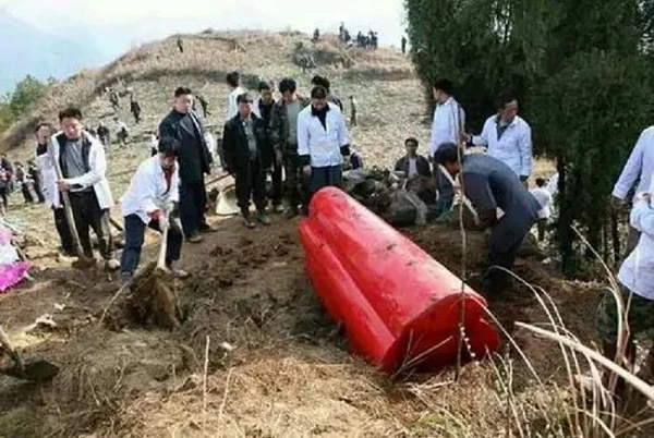 Mở nắp quan tài đỏ tươi kỳ quái, sốc nặng lai lịch chủ nhân