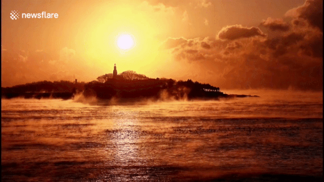 Theo các chuyên gia, do sự chênh lệch nhiệt độ cao giữa nước biển và nhiệt độ trong không khí đã tạo nên những làn khói như vậy. Sau khi nước biển bốc hơi, chúng thành các tinh thể băng.