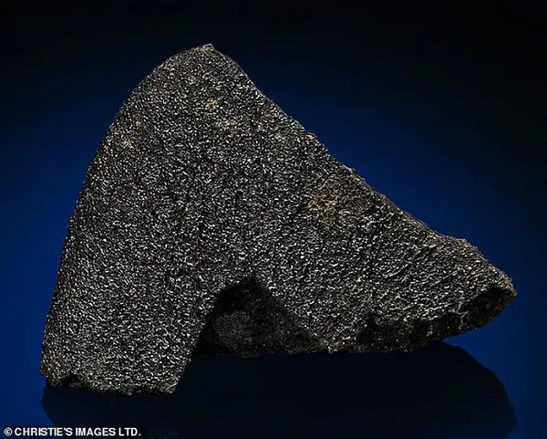 Nhặt "cục than" ngoài sân, sướng rơn khi biết báu vật đắt hơn vàng 