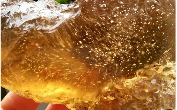 Nhặt được hòn đá vàng óng bên suối, chuyên gia thốt lên: "Báu vật!" 