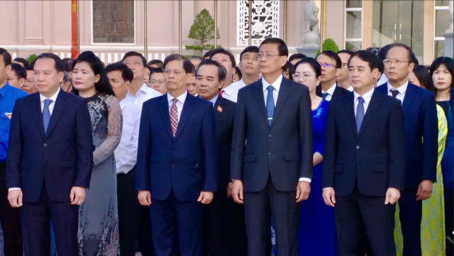 Cán bộ tỉnh Khánh Hòa tham gia buổi lễ chào cờ đầu tháng 7/2025. Ảnh: B.K.H. lanh-tinh-khanh-khoa.jpg