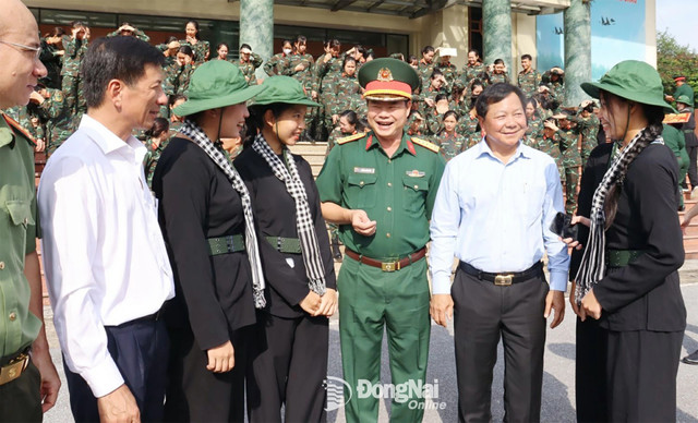 Lãnh đạo tỉnh Đồng Nai trao đổi, trò chuyện với nữ quân nhân Đồng Nai tham gia khối nữ du kích miền Nam. Ảnh: Nguyệt Hà 6-20250822173929-20250822183842.jpg