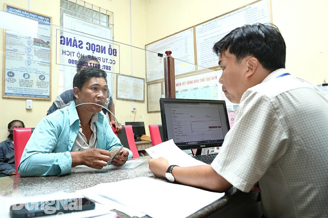 Cán bộ xã Phú Lâm (huyện Tân Phú) giải quyết thủ tục hành chính cho người dân. Ảnh: Công Nghĩa chinh-quyen-2-cap-dong-nai.jpg