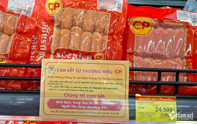 Trước đó, ngày 4/6, kệ hàng tại siêu thị Tops Market có tờ thông báo "Cam kết từ thương hiệu CP". Ảnh: LB w-cp-viet-nam-110719.png