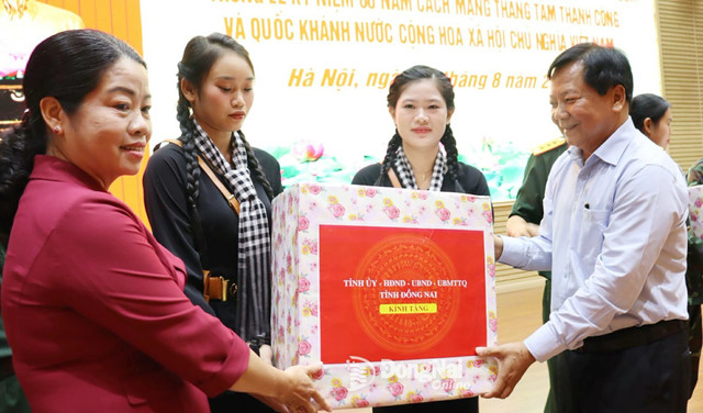Tỉnh ủy viên, Phó Chủ tịch HĐND tỉnh Đồng Nai Trần Văn Mi và Phó Chủ tịch Ủy ban MTTQ Việt Nam tỉnh Đồng Nai Lưu Thị Hà tặng quà các khối A80. Ảnh: Nguyệt Hà 1-20250822173602-20250822183734-1.jpg