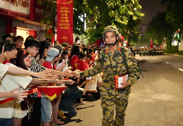 Chiến sĩ công binh giao lưu với người dân. Ảnh: NGỌC SƠN. toan-canh-so-duyet-dieu-binh-dieu-hanh-o-quang-truong-ba-dinh-1222-6624-8627.jpg
