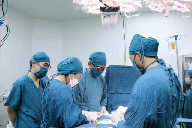 Ê-kíp Bệnh viện Đa khoa Ninh Thuận phẫu thuật dị tật tiết niệu cho bé trai dưới sự hỗ trợ chuyên môn từ xa của chuyên gia MESCH (Úc). Ảnh: L.H. z6826888214923-d88d8ea0c3a5764dc073275e91901bde.jpg