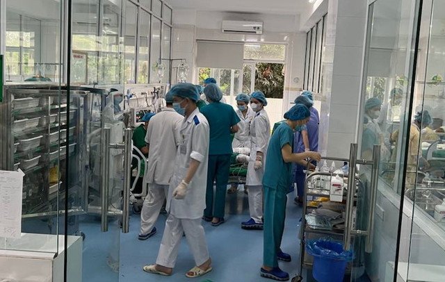 Ê-kíp cấp cứu bệnh nhân. Ảnh: BSCC. bong-hung-yen-1-97323.png