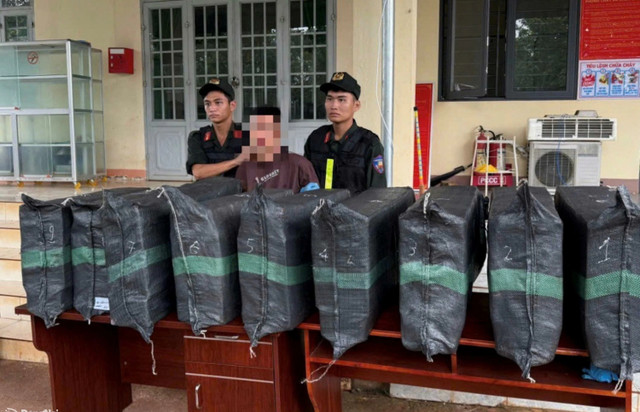 Đối tượng Võ Văn Rớt cùng 9 bao tải chứa hơn 274kg pháo hoa nổ bị Trạm Cảnh sát giao thông Đồng Phú phát hiện. Ảnh: CTV tang-vat-thu-giu-o-dong-nai.jpg