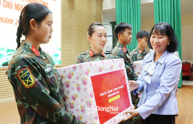 Phó Trưởng ban Tuyên giáo và Dân vận Tỉnh ủy Đồng Nai Nguyễn Thị Vẹn tặng quà các nữ quân nhân Đồng Nai tham gia khối A80. Ảnh: Nguyệt Hà 2-20250822173746-20250822183801-1.jpg