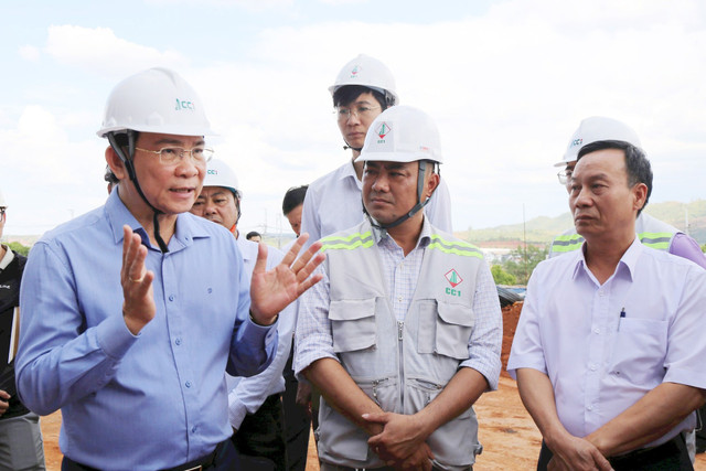 Phó Bí thư Tỉnh ủy, Chủ tịch UBND tỉnh Lâm Đồng Hồ Văn Mười chỉ đạo các nhà thầu thi công tại Dự án nâng cấp Bệnh viện Đa khoa tỉnh ho-van-muoi.jpg