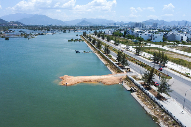 Sở Xây dựng tỉnh Khánh Hòa tạm đình chỉ thi công ở sông Quán Trường tại phường Nam Nha Trang. Ảnh: X.N quan-truong.jpg
