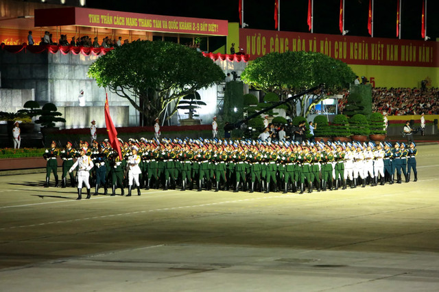 3 khối đại diện lực lượng vũ trang nhân dân (26 khối Quân đội, 17 khối Công an) và các khối quân đội nước ngoài tại buổi lễ sơ duyệt cấp nhà nước tối 28-7. a80-5.jpg
