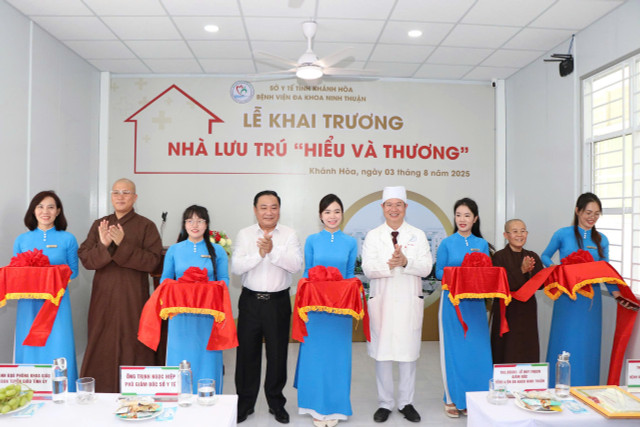 Lễ khai trương Nhà lưu trú miễn phí cho người thân bệnh nhân tại Bệnh viện Đa Khoa Ninh Thuận. Ảnh: L.H. z6869540593431-ea2ba02cf9f6b2cbf896745f8c35d0d7.jpg