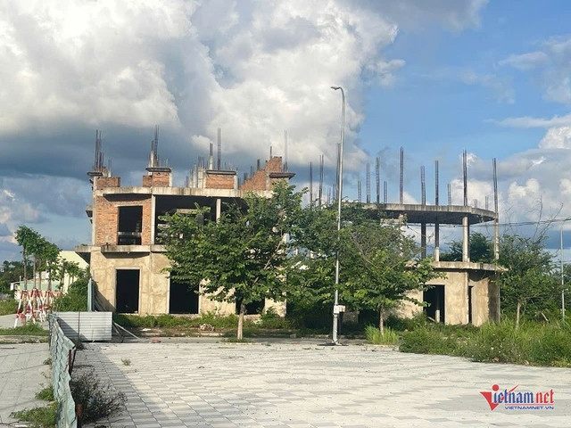 Căn nhà mới đổ dầm trụ tầng 2, để cốt thép tầng 3 giữa trời cùng mưa nắng. Ảnh: Trần Hoàn w-can-canh-du-an-1700-ty-dong-cua-flc-4-71300.jpg
