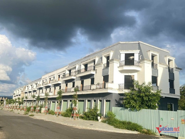 Sau 6 năm triển khai, Khu đô thị FLC Legacy Kon Tum có một dãy nhà đã hoàn thiện nhưng chưa có cửa. Ảnh: Trần Hoàn w-can-canh-du-an-1700-ty-dong-cua-flc-1-71298.jpg