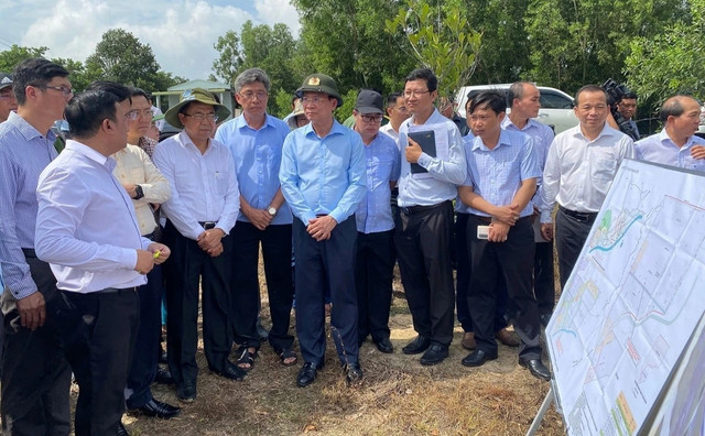 Đoàn công tác đang nghe báo cáo về dự án KCN Sơn Mỹ 2. doan-cong-tac-dang-nghe-bao-cao-ve-du-an-kcn-son-my-2.jpg