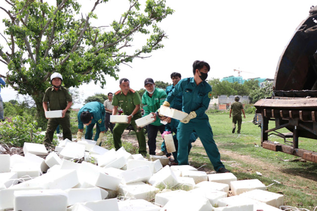 các lực lượng của địa phương được huy động để thu gom hàng trăm viên chất rắn màu trắng để xử lý theo quy định. Ảnh: Lê Hoàn. z6697916684695-5af53866e199dbfb21c02405fa0890be.jpg