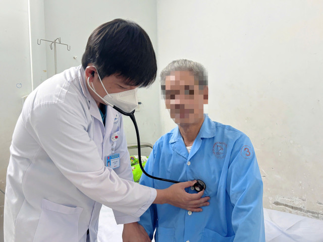 Bệnh nhân được Bác sĩ thăm khám. Ảnh: L.H. vovancan.jpg