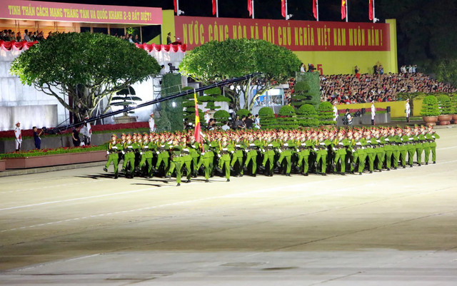 Khối Nam Cảnh sát nhân dân tiến qua lễ đài. a80-24.jpg