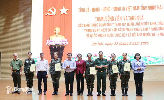 Lãnh đạo tỉnh Đồng Nai tặng quà lực lượng nữ Đồng Nai tham gia nhiệm vụ A80. Ảnh: Nguyệt Hà 4-20250822173833-20250822183814.jpg