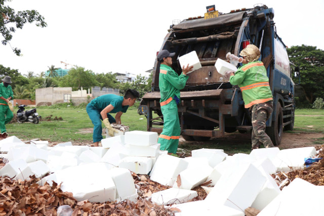 Số Viên chất rắn màu trắng nghi phôi xà phòng được thu gom để xử lý. Ảnh: Lê Hoàn. z6697915091696-73406d615fd7f86aef19d8bfdeb15bce.jpg