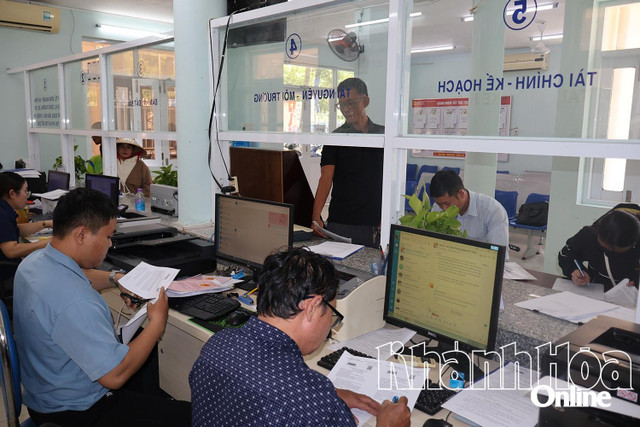 Người dân thực hiện thủ tục hành chính lĩnh vực đất đai tại xã Khánh Vĩnh. w-2-20250817190635.jpg