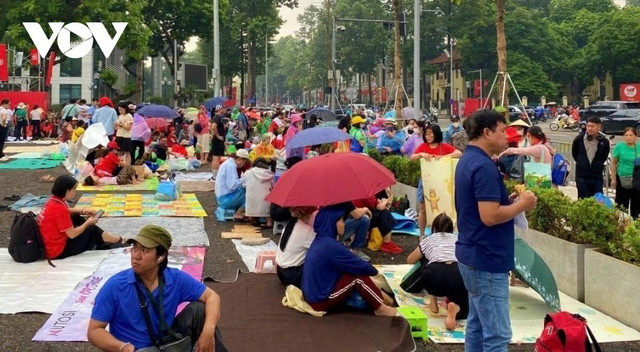 Người dân nên mang theo nước uống đóng chai (12 lít/người), đồ ăn nhẹ, quạt tay, áo mưa mỏng và mũ nón để ứng phó với điều kiện thời tiết thay đổi xem-dieu-binh-dieu-hanh.jpg