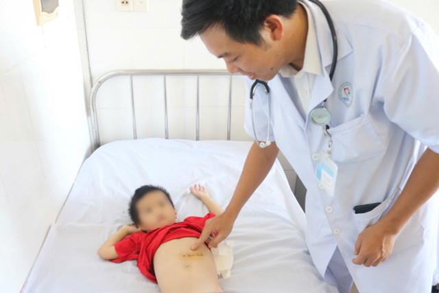 Bé trai 5 tuổi được bác sĩ Bệnh viện Đa khoa Ninh Thuận thăm khám sau phẫu thuật. Ảnh: L.H. z6811608038666-1437bc6ae5ba1c68eac268690343e079.jpg