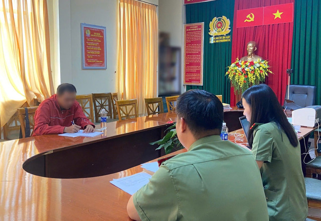 Công an làm việc với P.M.T.P - admin trang và xử phạt P.M.T.P 7,5 triệu đồng. cong-an-lam-viec-voi-pmtp-admin-trang-va-xu-phat-pmtp-75-trieu-dong.jpg