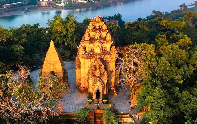 Tháp Bà Ponagar, kiến trúc Chăm cổ xây từ thế kỷ VIII–XIII. Ảnh: S.T 518279113-706833505453396-2771268601733468589-n.jpg