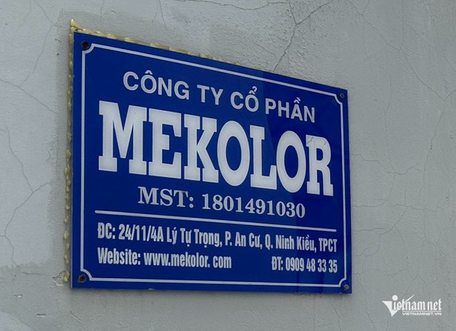 Phía trước công ty này chỉ treo một tấm bảng nhỏ dài khoảng 2 gang tay ghi tên công ty. w-tru-so-53-111084.jpg