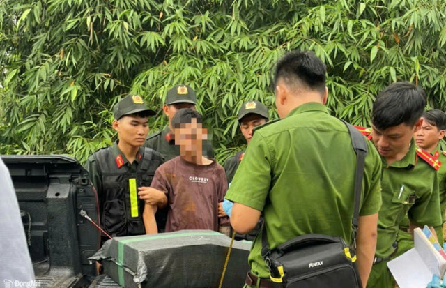 Đối tượng Võ Văn Rớt cùng tang vật bị Trạm Cảnh sát giao thông Đồng Phú phát hiện. Ảnh: CTV bat-qua-tang-van-chuyen-trai-phep-thuoc-no-o-dong-nai.jpg
