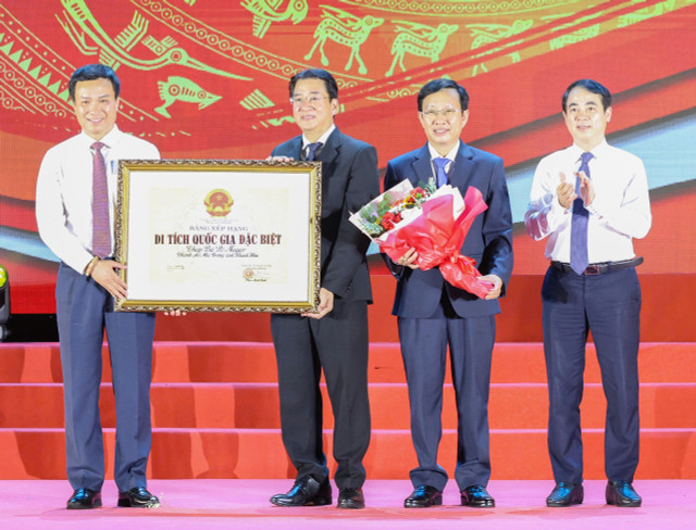 Đại diện lãnh đạo tỉnh Khánh Hòa đón nhận Bằng xếp hạng Di tích quốc gia đặc biệt Tháp Bà Pô Nagar. Ảnh V.N. z6799041381187-c3c119e2953669a9e67d30751a0770e9.jpg