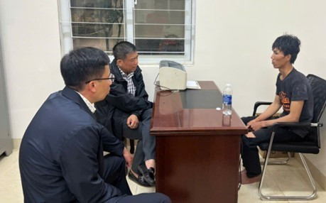 Thượng tá Phạm Thanh Hùng - Phó Giám đốc Công an tỉnh Lâm Đồng (ngoài cùng bên trái) cùng Thượng tá Trần Văn Trà- Trưởng phòng Cảnh sát hình sự làm việc với đối tượng Nhân. Ảnh: CALĐ lanh-dao-cong-an-tinh-lam-dong-lam-viec-voi-doi-tuong-nhan-anh-cald.jpg